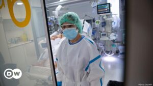 España impone uso obligatorio de tapabocas en hospitales – DW – 10/01/2024