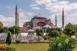 Estambul: la mezquita de Santa Sofía comenzó a cobrar una entrada de 25 euros a los turistas
