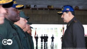Expulsan a 33 militares por "conspirar" contra Maduro – DW – 24/01/2024