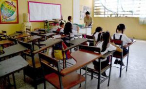 FMV: 50% de las escuelas del país están trabajando horario mosaico