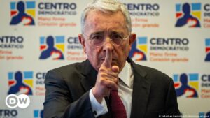 Fiscal del caso Álvaro Uribe se declara impedido en Colombia – DW – 13/01/2024