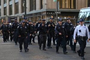 Gobernadora de Nueva York anuncia recorte del presupuesto de policías y bomberos para atender la crisis migratoria