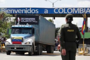 Gobierno de Colombia suspende tránsito de vehículos venezolanos en Cúcuta por falta de permiso legal - AlbertoNews
