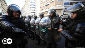 Gobierno de Milei multa a organizaciones tras protestas – DW – 13/01/2024