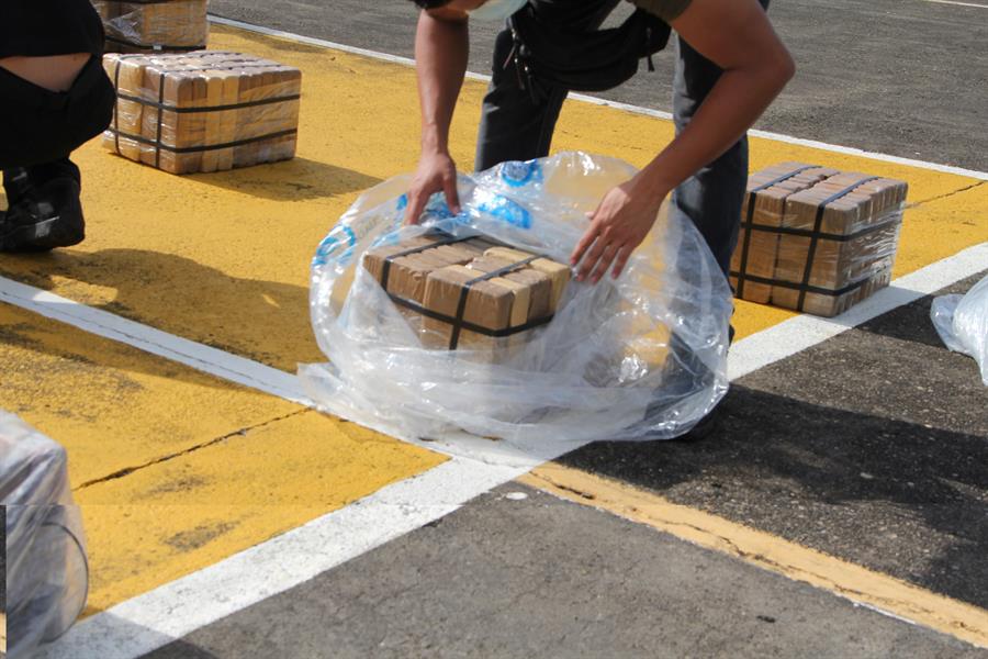 Golpe al narcotráfico: Panamá decomisa más de una tonelada de droga en una lancha y arresta a dos personas - AlbertoNews