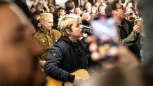 Green Day y Jimmy Fallon sorprendieron a los neoyorquinos en el metro de Rockefeller Center (Videos) - AlbertoNews