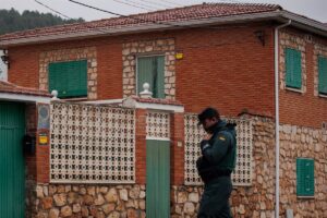 Guardia Civil encuentra un pistola simulada en el piso de los tres hermanos asesinados en Morata