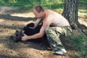 Hombre ruso fue devorado por el oso que crió durante cuatro años como su mascota