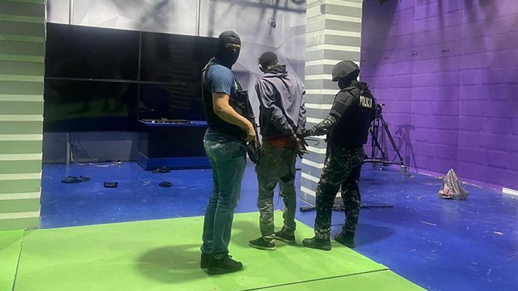 Hombres armados irrumpen en el estudio de la televisión estatal el 9 de enero de 2024, en Guayaquil, Ecuador