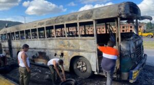 Incendio de autobús en autopista Ocumare-Charallave deja dos muertos y 10 heridos