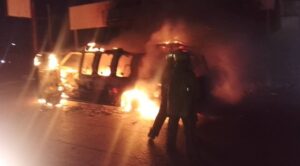 Incendio de vehículo deja un herido en la avenida La Limpia