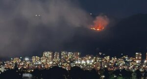 Incendio en cerros orientales de Bogotá continúa entre el 22 y el 23 de enero