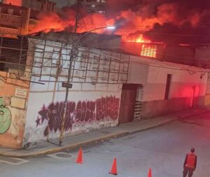 Incendio en taller mecánico en Caracas alcanzó varios vehículos