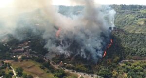 Inceondio cerca de Bucaramanga hoy sábado 20 de enero de 2024; casas, en riesgo