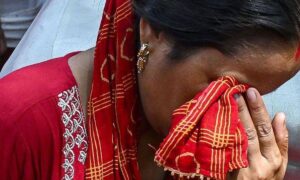 BBC Mundo: Una mujer se limpia las lÃ¡grimas con su velo