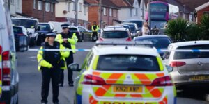 Investigan el apuñalamiento mortal de dos adolescentes en Reino Unido