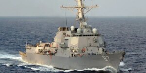 Irán desafía a EE.UU. al situar un destructor en el mar Rojo y aplaudir los ataques de los hutíes a los barcos mercantes