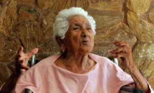 Ítala en 104 años: Fundadora de El Naranjal, vio coronar a Isabel II, la inauguración del Puente y la tragedia del vuelo 742 en La Trinidad