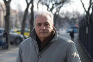 Italia convoca a embajador de Hungra por juzgar a una italiana encadenada de pies y manos