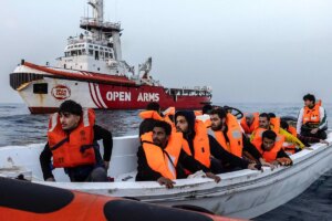 Italia multa y bloquea durante 20 das al barco de Open Arms por "obstaculizar a una patrullera libia" durante un rescate
