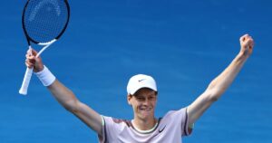 Jannik Sinner hizo historia y venció en semifinales a Novak Djokovic, 10 veces ganador del Abierto de Australia