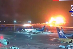 Japn: Cinco muertos tras chocar un avin de Japan Airlines con 379 pasajeros con otro en el aeropuerto de Tokio