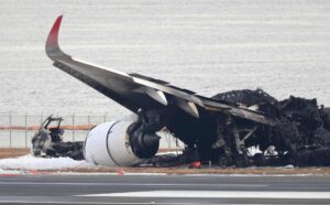 Japón inicia la investigación sobre el choque de dos aviones en Tokio