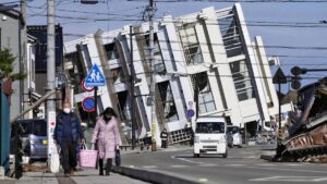 Japón lucha "contra el tiempo" para rescatar a los supervivientes del terremoto, que ha causado al menos 48 muertos