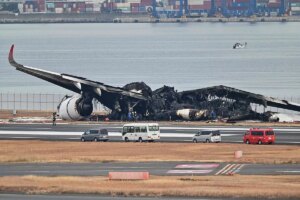 La Polica investiga una posible negligencia en el choque de los dos aviones en la pista de aterrizaje del aeropuerto de Tokio