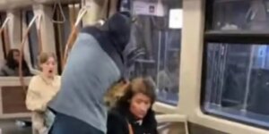 La policía detiene a un joven que tiraba una mezcla con excrementos de perro a viajeros del metro para ganar seguidores