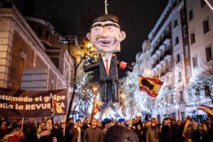 La quema de fotos del Rey o de Puigdemont, precedentes al muñeco de Sánchez en los que los jueces no vieron delito