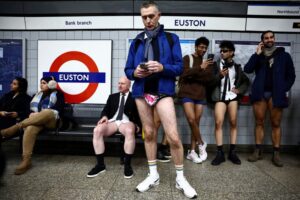 Las imágenes más virales del curioso día del viaje “sin pantalones” en el Metro de Londres