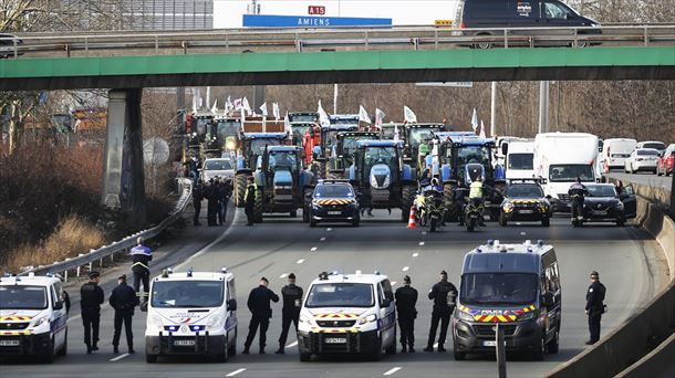 Los agricultores bloquean París, hoy, 29 de enero de 2024, mientras Macron reúne un gabinete de crisis