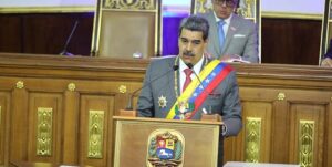 Maduro anuncia aumento del salario mínimo integral indexado a 100 dólares