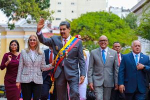 Maduro anunció "implícitamente" su candidatura y subió la apuesta en la negociación, opinan expertos