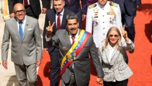Maduro aumenta ingreso mínimo a 100 dólares. Aniversario de la muerte de Oscar Pérez. Y más