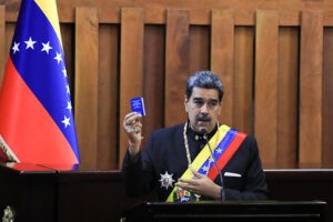 Maduro llama a la oposición extremistas al margen de la ley