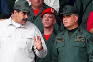 Maduro pidió a los militares mantenerse “alertas y preparados para lo que salga” y llamó “terroristas” a los opositores que negocian en Barbados