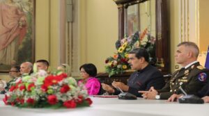 Maduro recibe notificación de inicio de sesiones del Poder Legislativo
