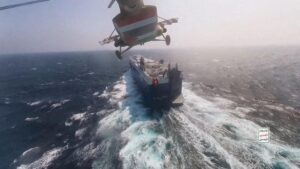 Maersk y Hapag-Lloyd suspenden el tráfico por Suez tras los últimos ataques hutíes a barcos en el mar Rojo