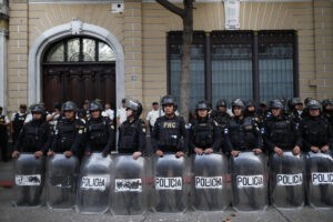 Manifestantes y policía se enfrentan en las afueras del Congreso de Guatemala ante impedimentos para la investidura de Arévalo (Video) - AlbertoNews