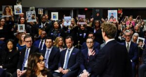 Mark Zuckerberg pidió disculpas a los padres de víctimas de abuso infantil en una dura sesión en el Congreso de EEEUU