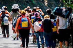 Migrantes hondureños y venezolanos salen en caravana hacia EEUU desde Honduras