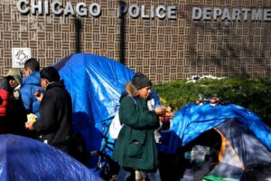 Migrantes venezolanos en Chicago prefieren dormir en carpas y aguantar el frío que ir a refugios
