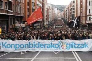 Miles de personas piden en Bilbao que las instituciones vascas "faciliten el regreso a casa de presos" de ETA