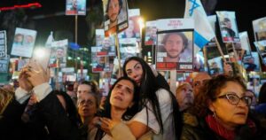 Miles de personas se concentraron en Israel para exigir la liberación de los 129 rehenes secuestrados hace 100 días en Gaza