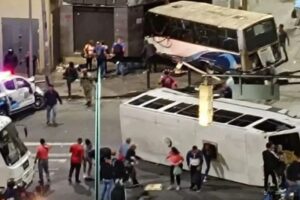 Muere al menos una persona tras el choque entre un autobús de pasajeros y un vehículo policial en Caracas