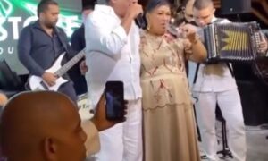 Mujer se desmayó de la emoción al abrazar a Beto Zabaleta durante una presentación - Otras Ciudades - Colombia