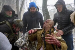 Nuevo ataque masivo contra Ucrania, con 8 muertos en un edificio en Jrkov, mientras las tropas rusas avanzan en el este