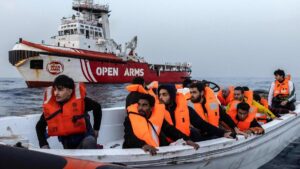 Open Arms pide un cambio de puerto para desembarcar a 57 personas rescatadas ante las malas condiciones del mar